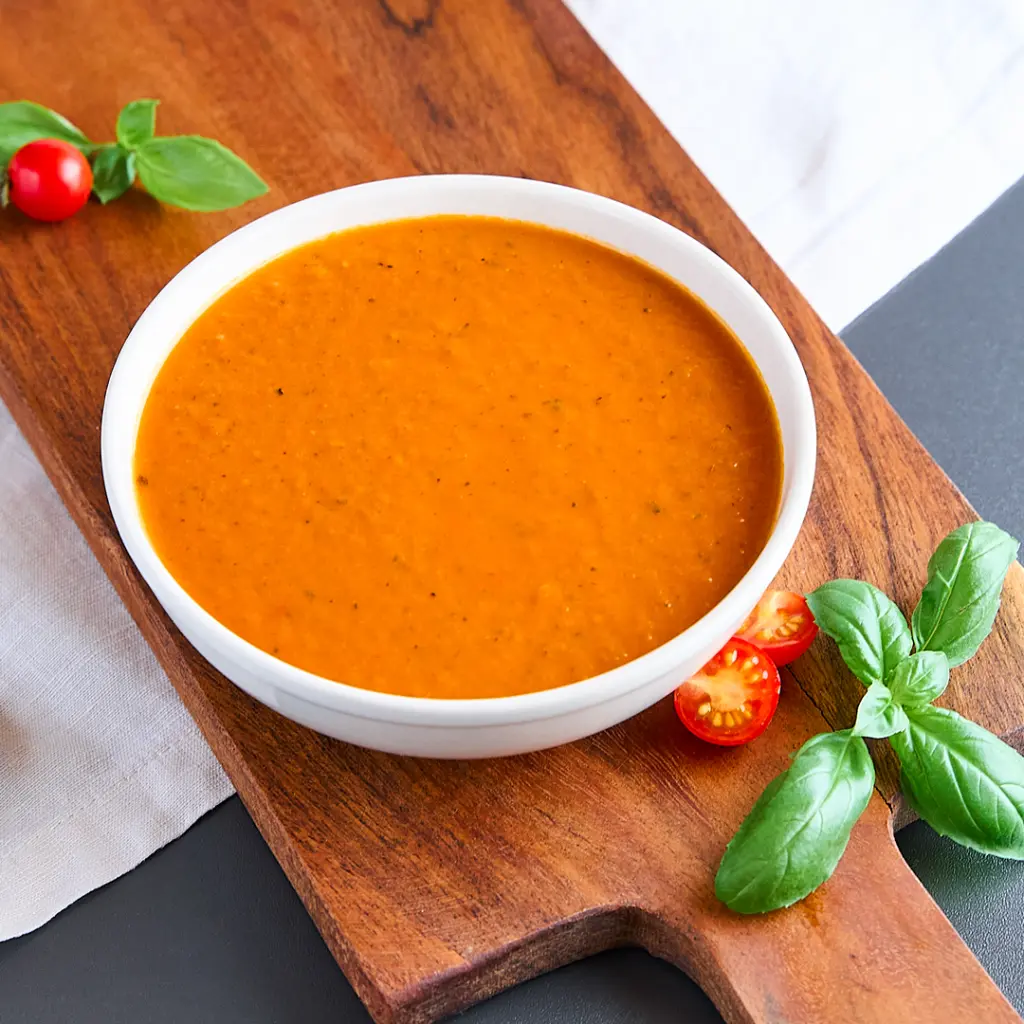 Tomaten_Suppe_Mediterran_angerichtet.webp