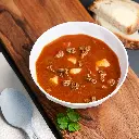 Gulasch_Suppe_angerichtet.webp